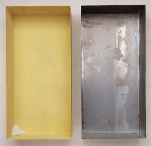 Joseph Beuys - mit Schwefel überzogene Zinkkiste [tamponierte Ecke], 1970, sheet zinc, sulphur, gauze; stamped