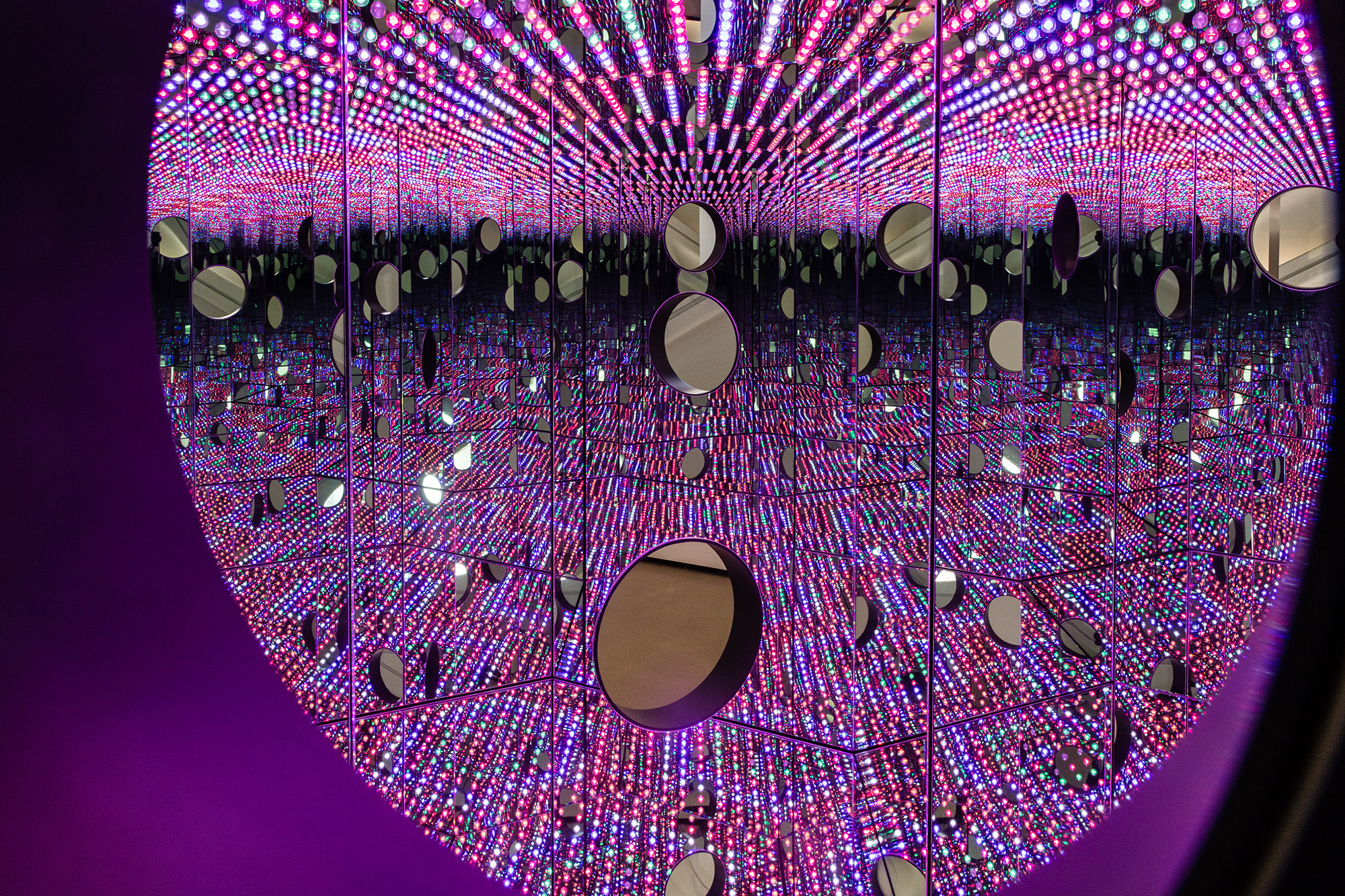 Yayoi Kusama - Longing for Eternity, 2017, mirrored box and LED lights