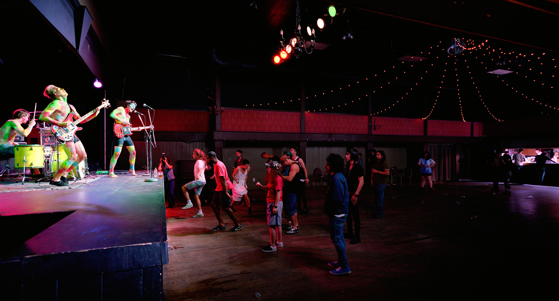 Jeff Wall - Band and crowd, 2011, color photograph