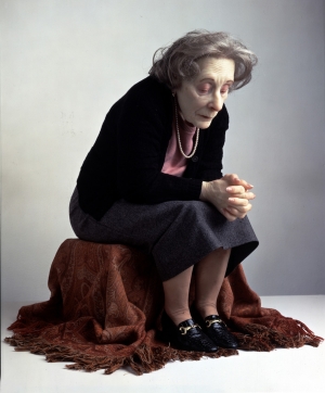 Ron Mueck - Seated Woman, 1999-2000, mixed media